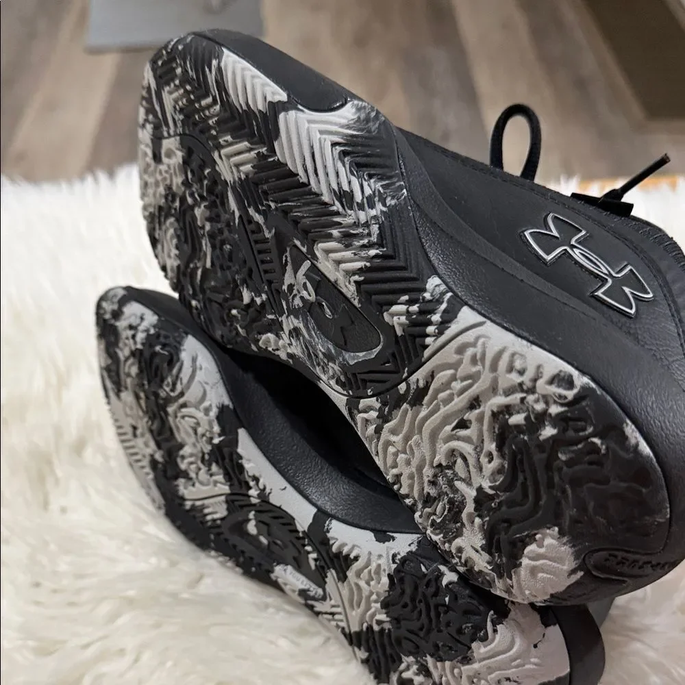 Under Armour stylish black